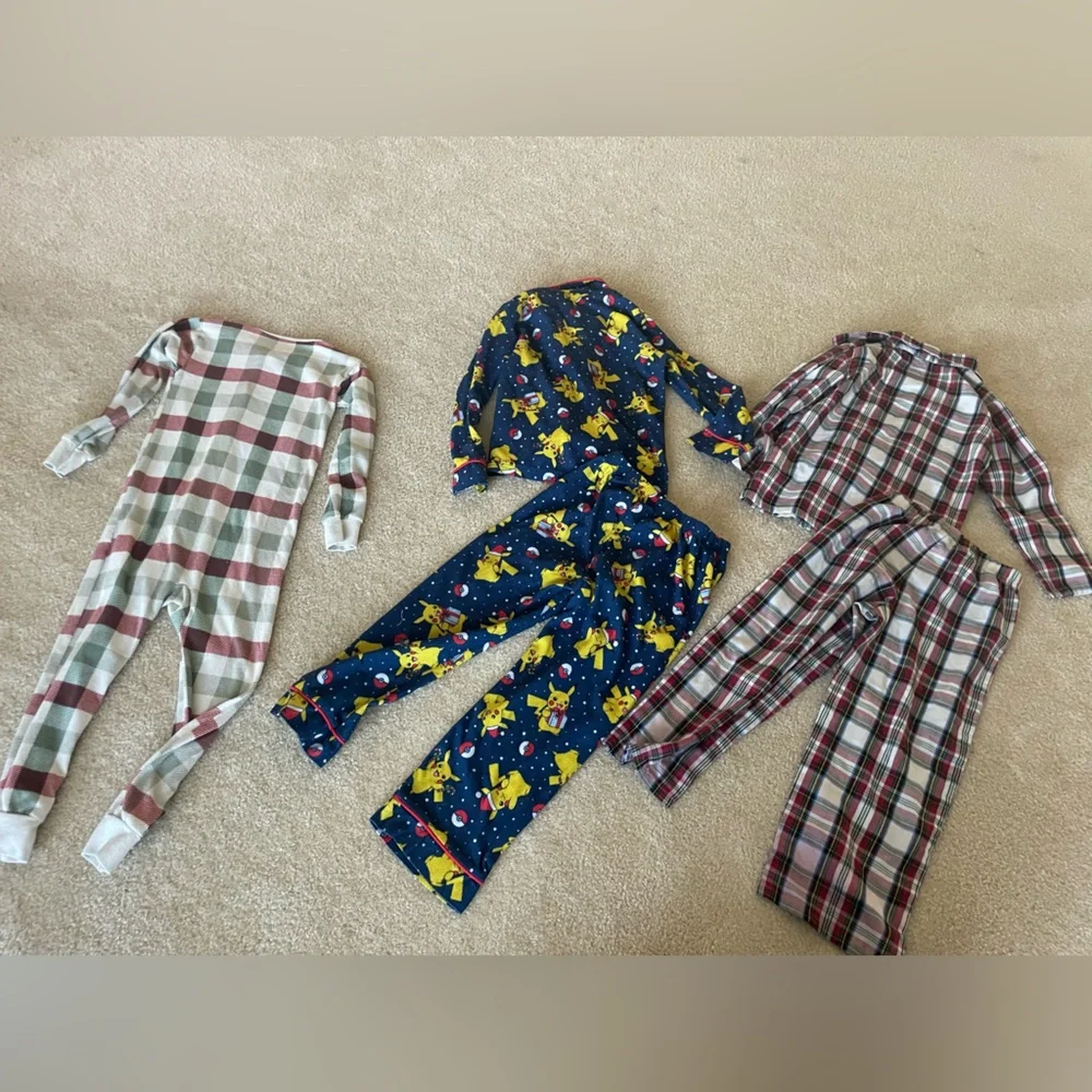 Bundle of 5 Christmas pjs.‎ Kid size 5T